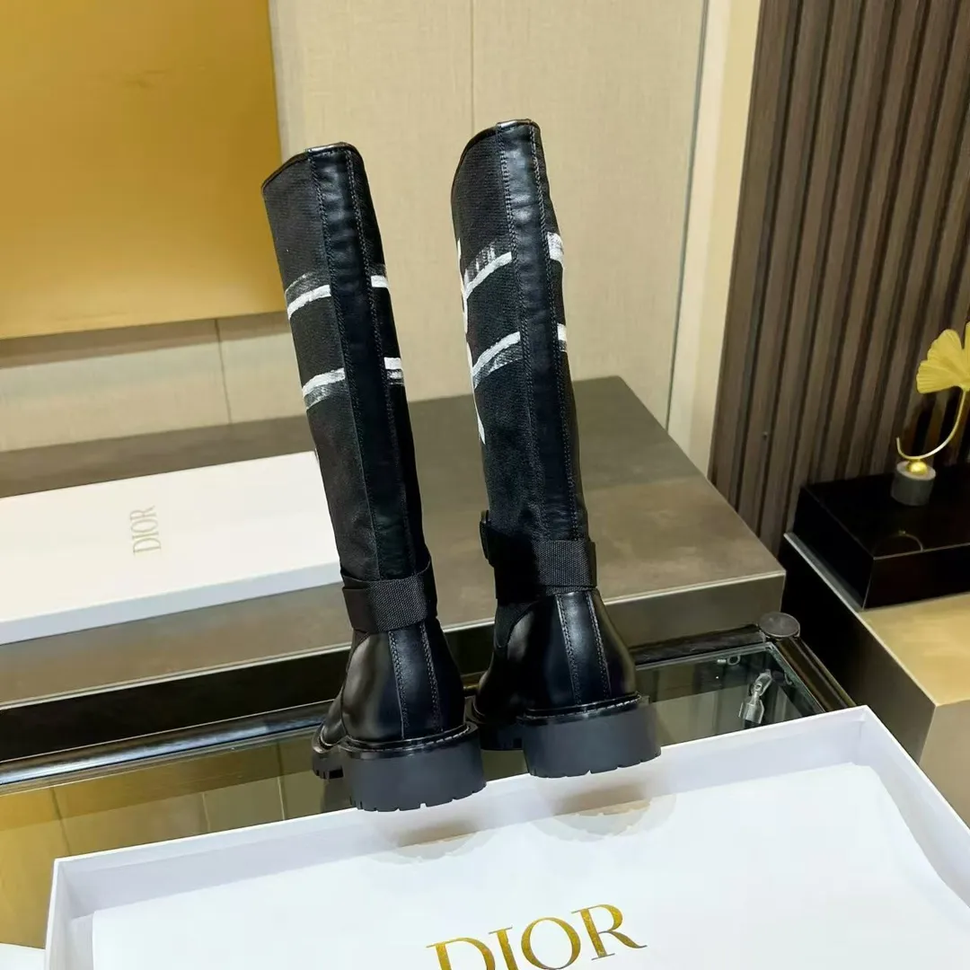 👟👟Ex-factory price 680👟👟 Dior-Major graffiti knight boots. Handsome boots use unique design elements to create a striking appearance. Made of black technical fabric and cow leather, they can be easily put on and taken off. Taking inspiration from the Dior Book Tote bag, it features a two-tone "Christian Dior" signature on the top. Adjustable nylon strap with "CD" logo and corrugated rubber sole form the basis of the eye-catching silhouette. "Christian Dior" logo on the shaft. Technical fabric band around the ankle with brass ring. Notched rubber sole decorated with Christian Dior's lucky star symbol. Size: #35-41 (40 41 custom-made, non-refundable)